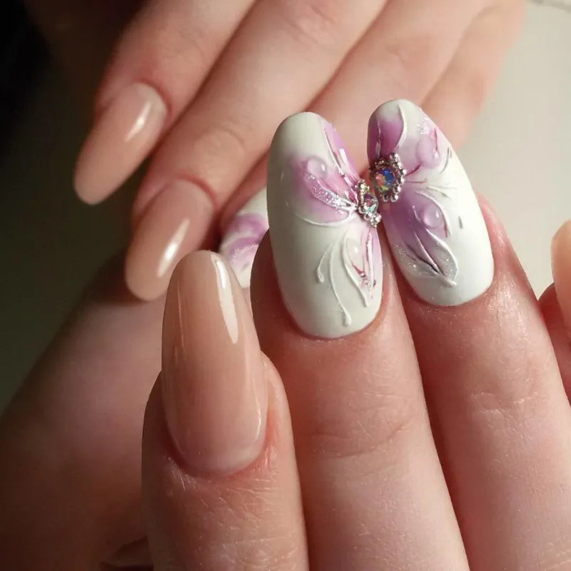 Manicura acrilica con flores blanco y beige