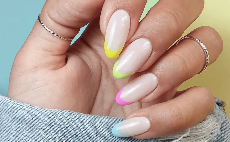Manicura francesa de colores en las uñas