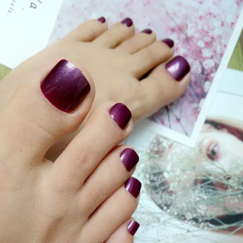 Uñas de los pies color morado oscuro