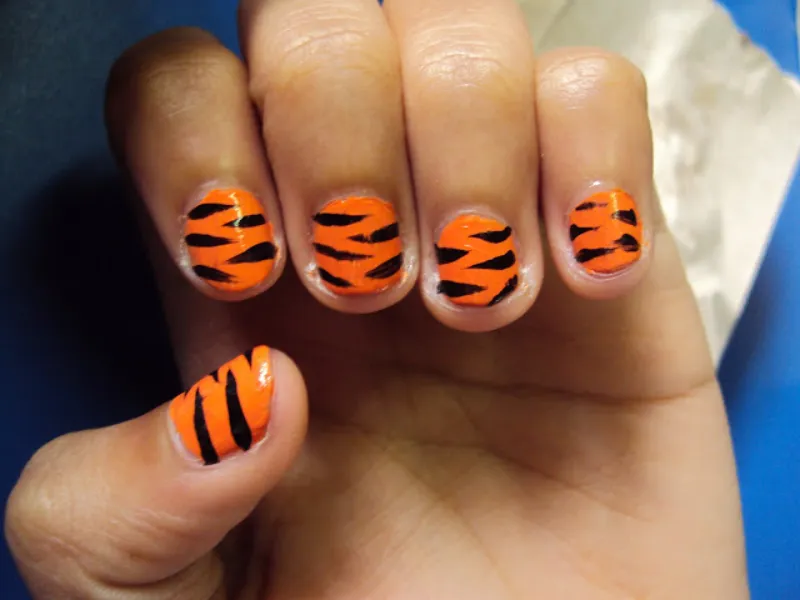 Uñas naranjas tigre con motivo animal