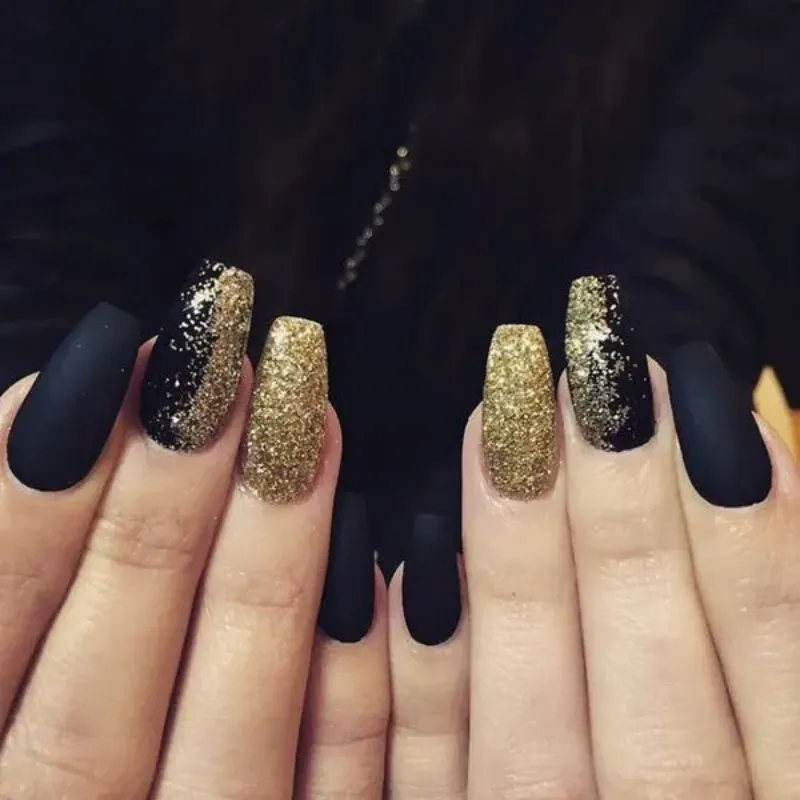 Uñas negras con oro
