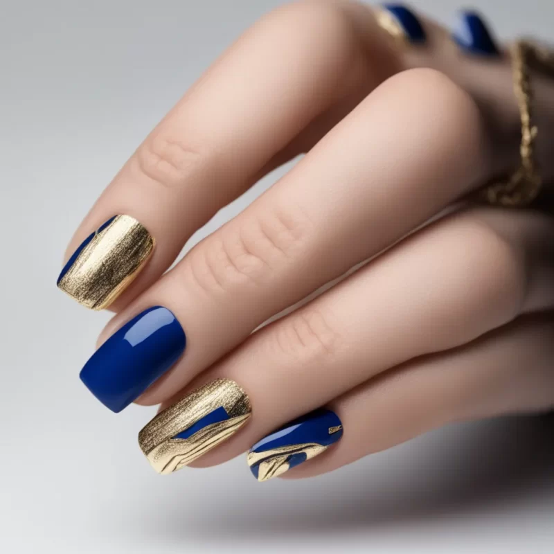 manicura de uñas azules con dorado