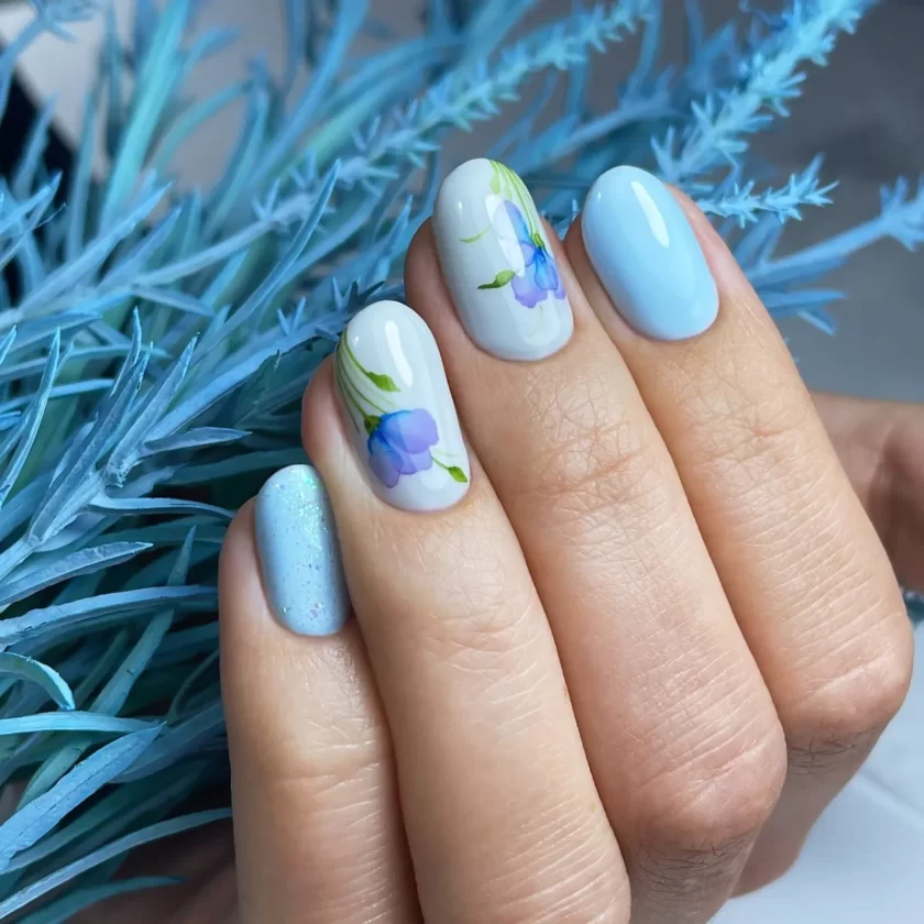 uñas con flores azul
