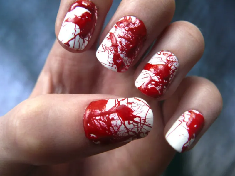 manicura sangre asociada con Halloween