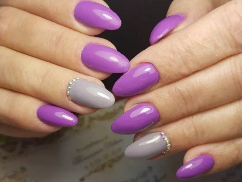 Manicura púrpura gris