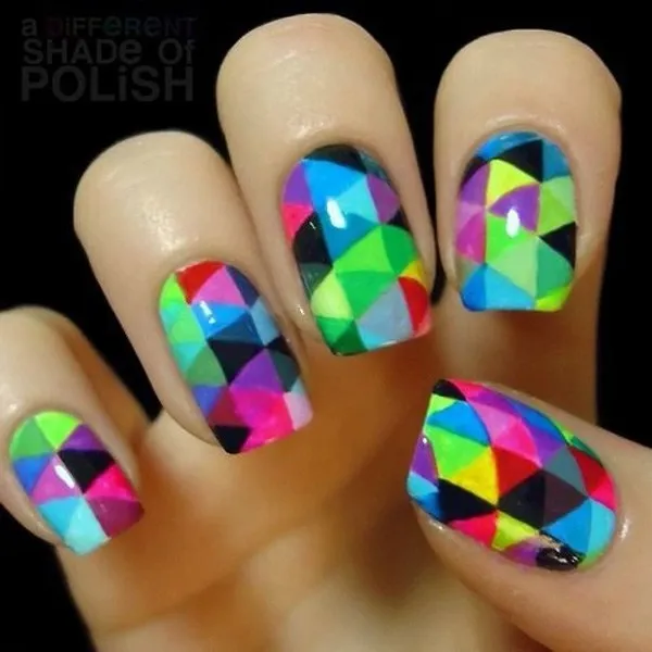 Uñas geométricas multicolor con formas geométricas